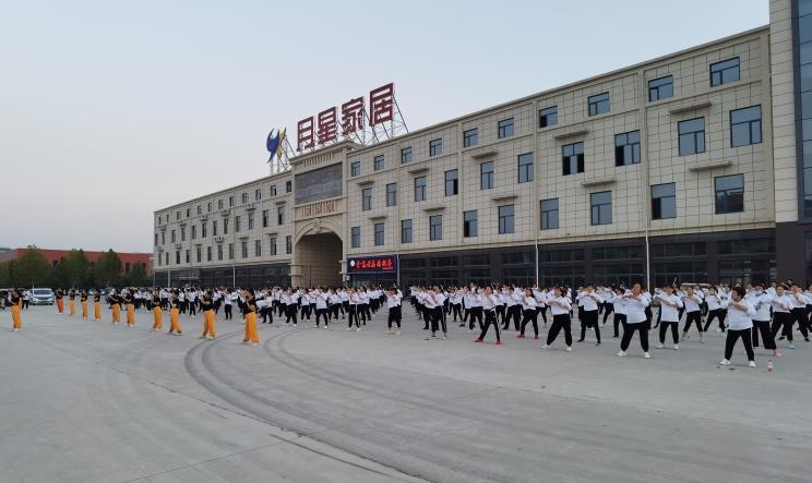 勝管曹縣運(yùn)營(yíng)中心為弘揚(yáng)全民健身運(yùn)動(dòng)，竟組建了一支“400人舞團(tuán)”